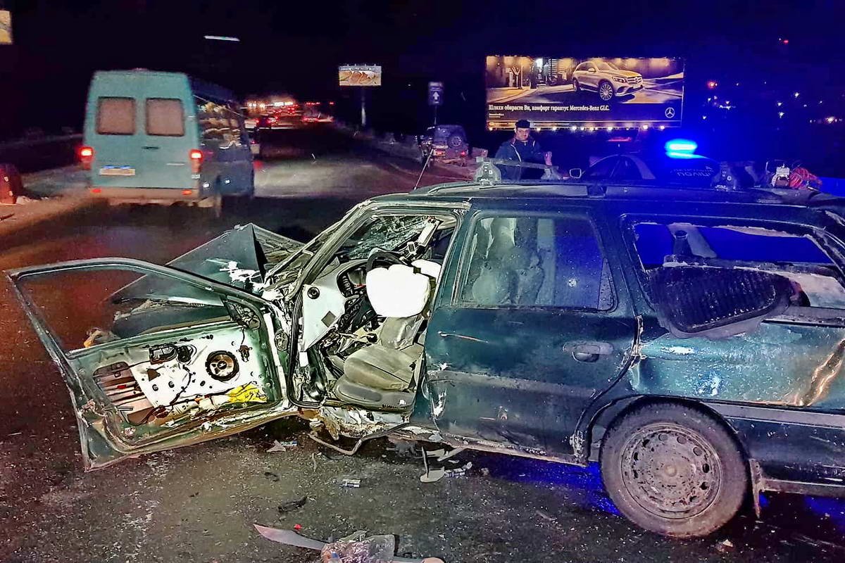 У Ford Mondeo полностью разбита передняя часть У Ford Mondeo полностью разбита передняя часть