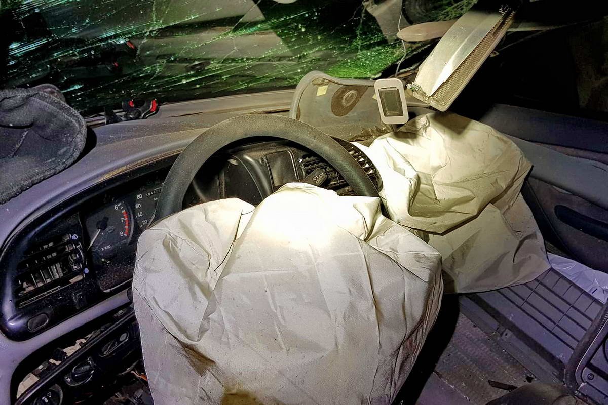В автомобиле сработали подушки безопасности В автомобиле сработали подушки безопасности