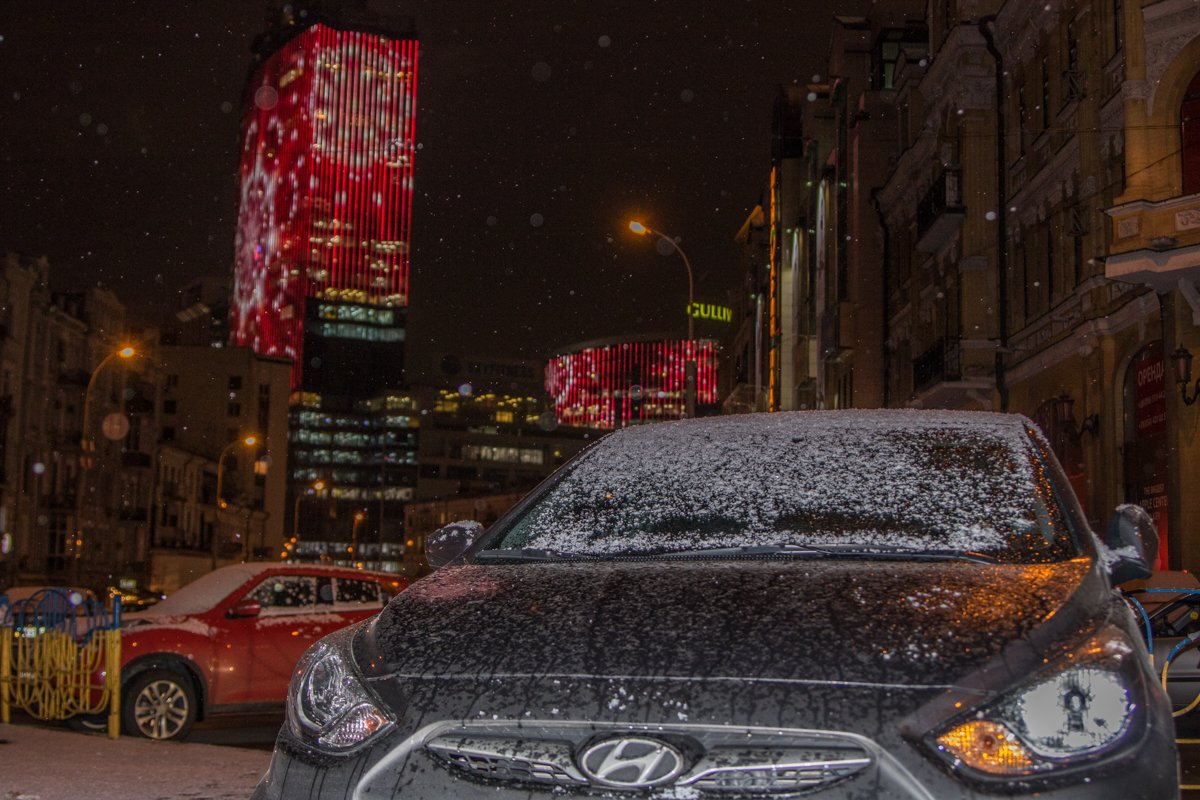 Снег покрыл не только дорожные покрытия, но и машины Снег покрыл не только дорожные покрытия, но и машины