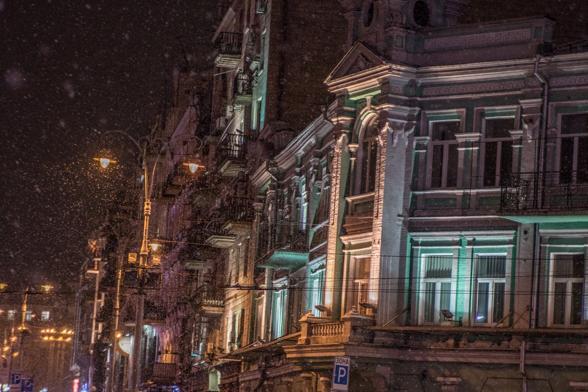 Под покровом ночи и в свете фонарей заснеженный киев преображается Под покровом ночи и в свете фонарей заснеженный Киев преображается