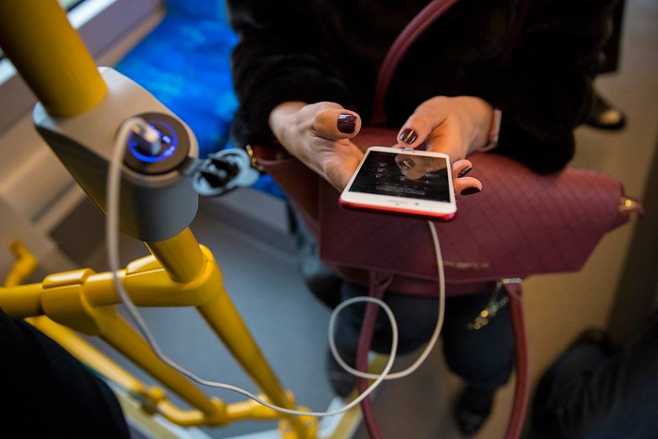 Еще одна особенность нового трамвая - здесь можно зарядить мобильный