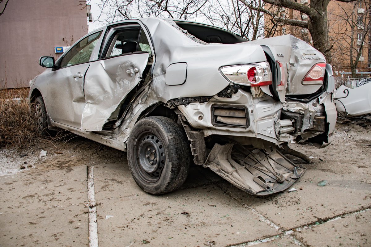 Автомобили столкнулись и вылетели на тротуар