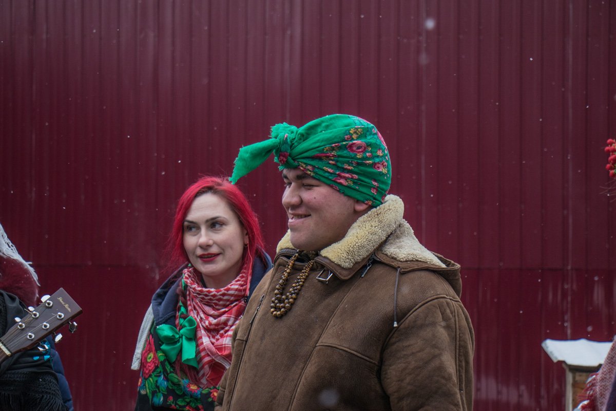 Переодетая Маланка угощала гостей конфетами Переодетая Маланка угощала гостей конфетами