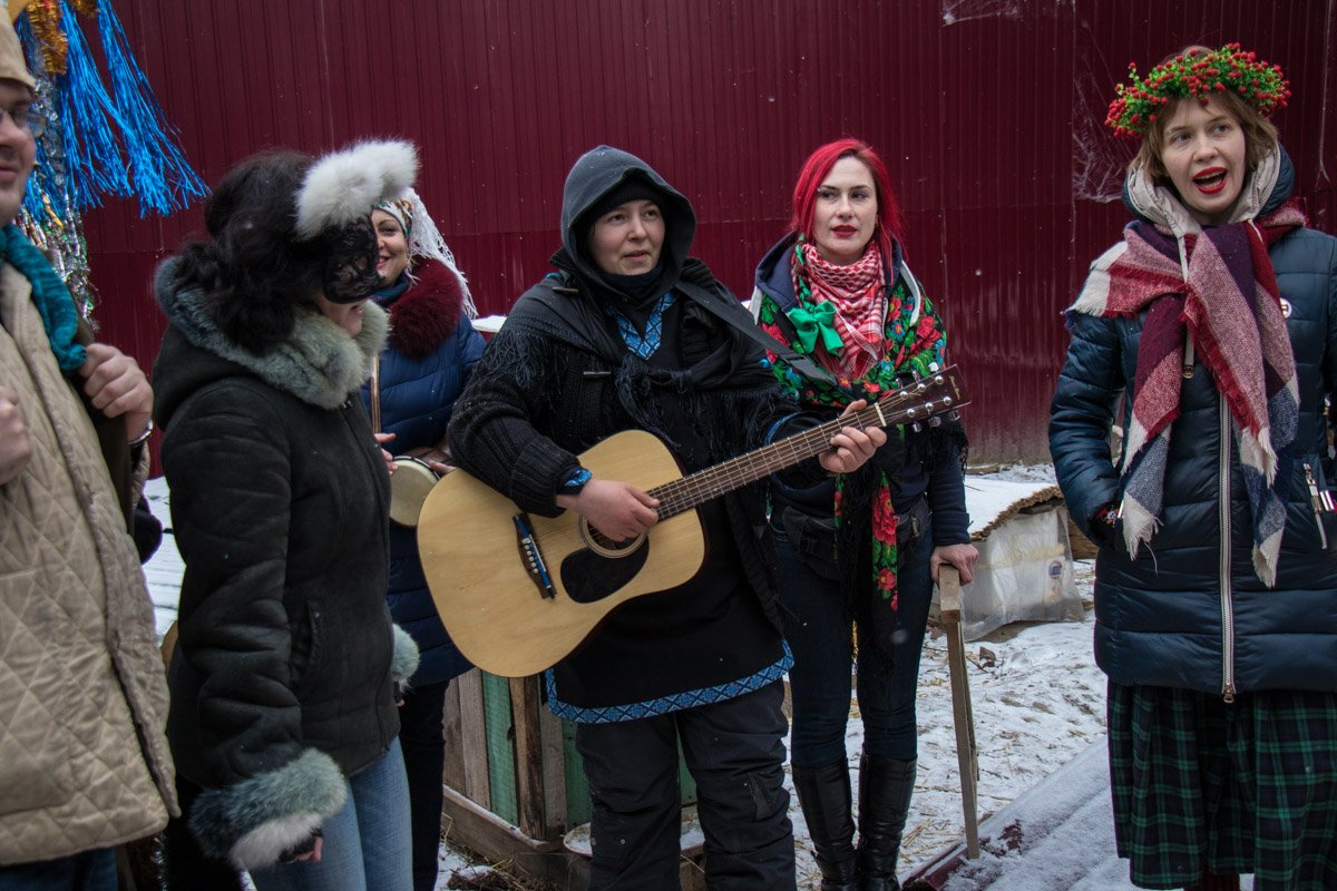 Гостей тоже заставляли петь щедровки Гостей тоже заставляли петь щедровки