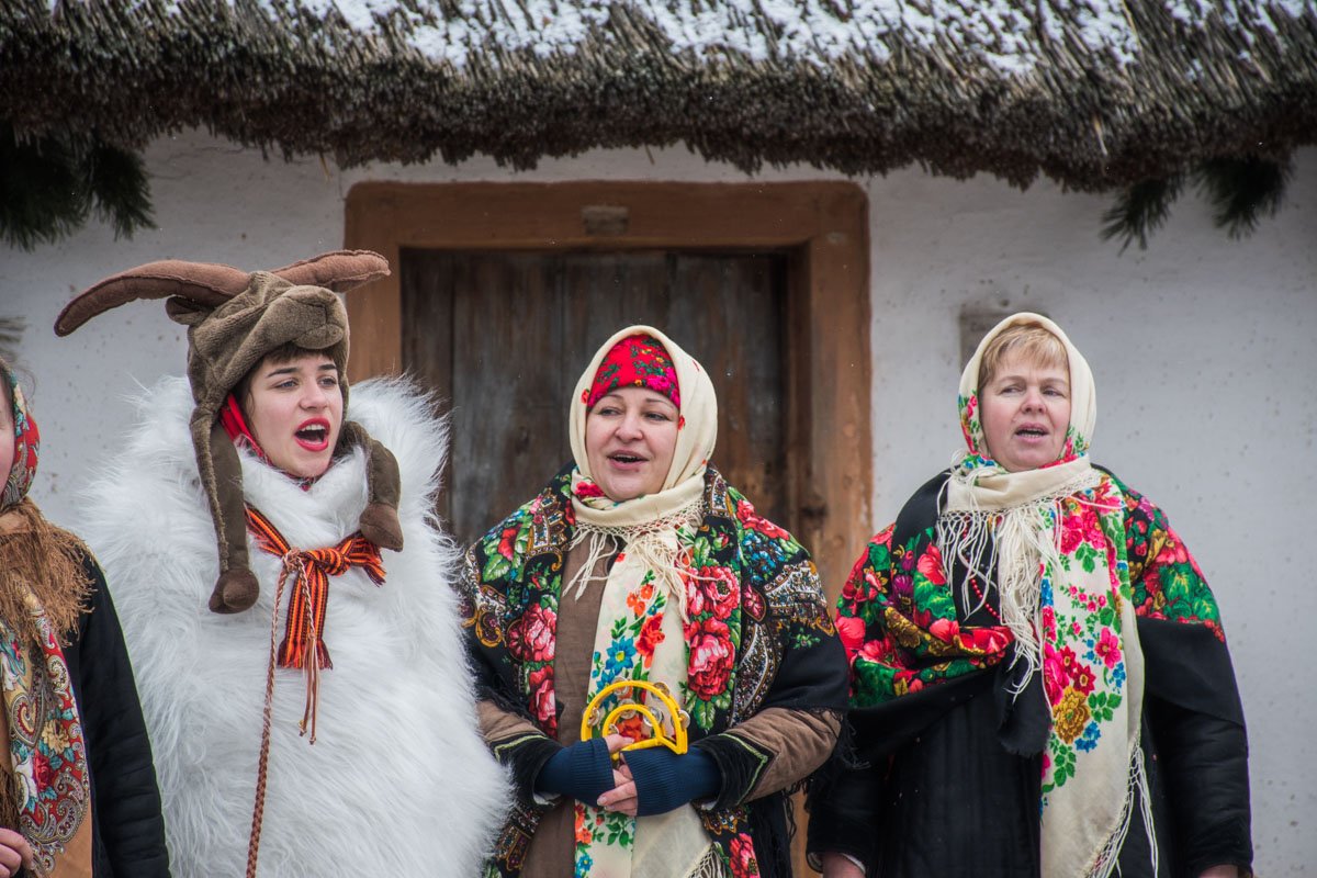 Щедрик, щедрик, щедрівочка, прилетіла ластівочка…