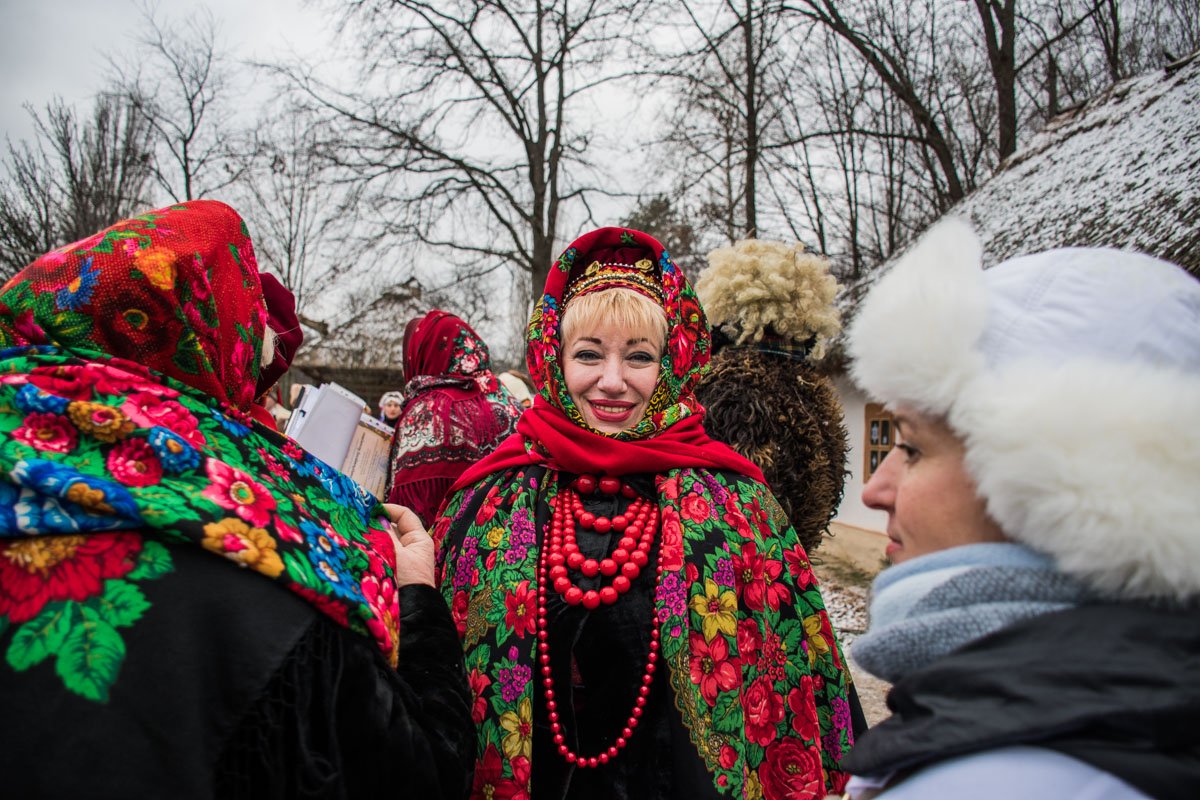 Сонце яскраво світить над містом, тобі подарую червоне намисто
