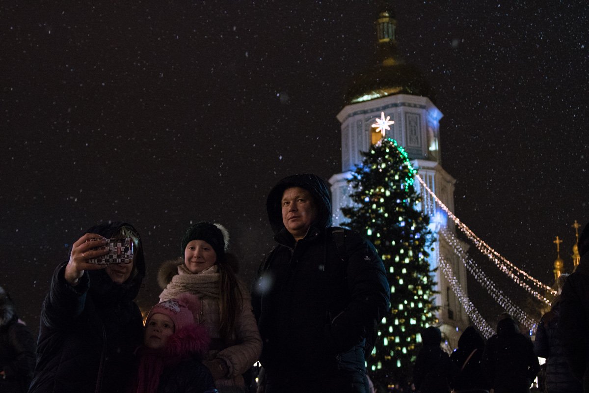 К елочке лучше всей семьей прийти К елочке лучше всей семьей прийти