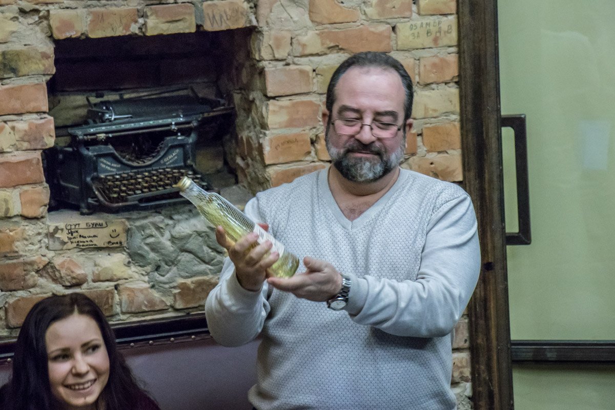 Хреновуха и кусок хрена предназначены победителю Любко Дерешу Хреновуха и кусок хрена предназначены победителю Любко Дерешу