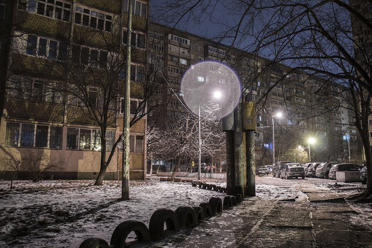 Одинокий двор припорошило снегом 