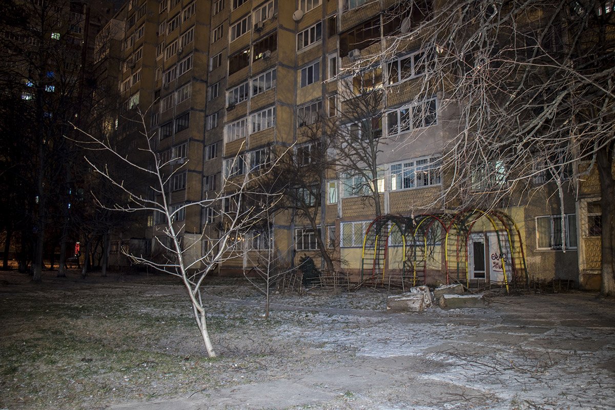 Свет горит лишь в нескольких окнах