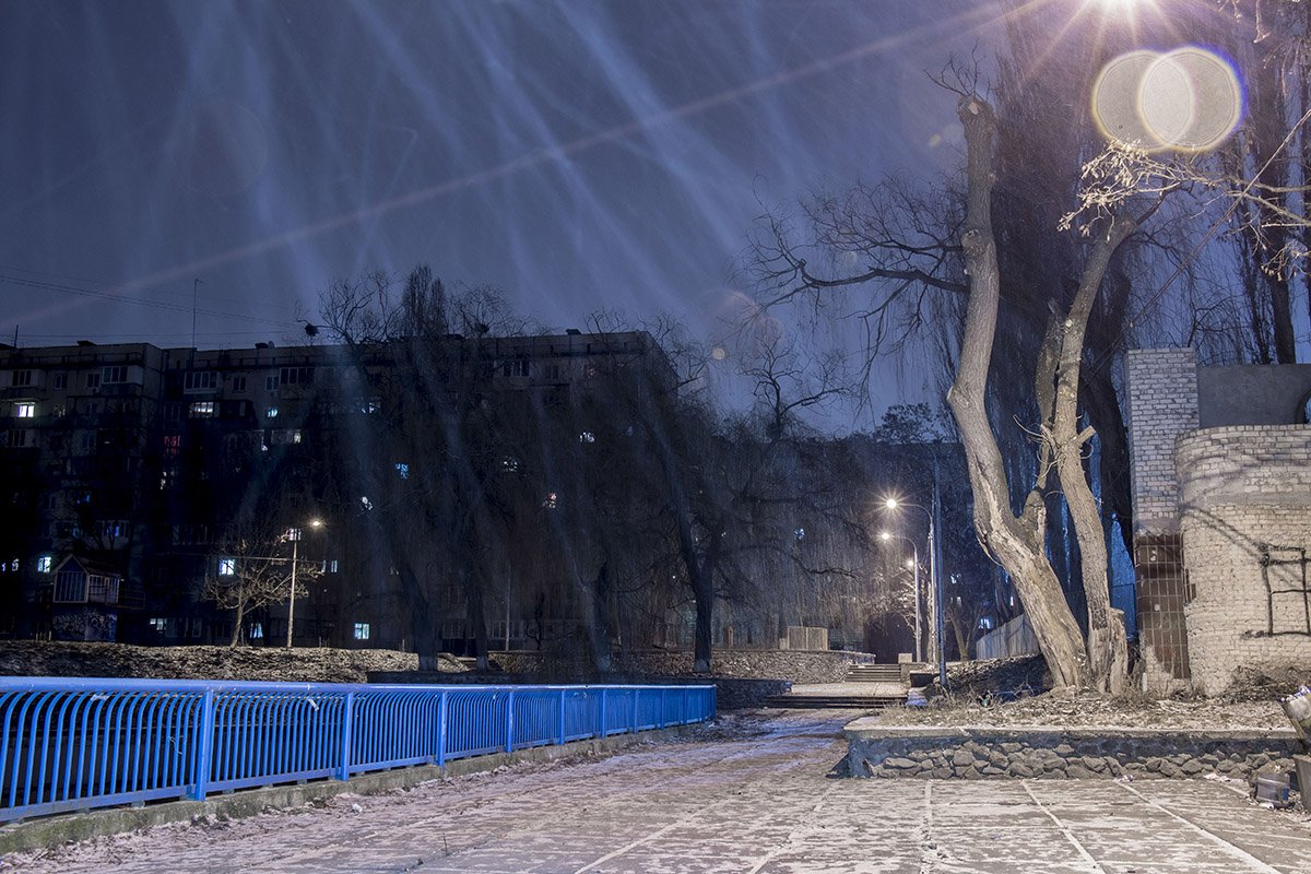 В лучах фонарей жилмассив выглядит романтично 