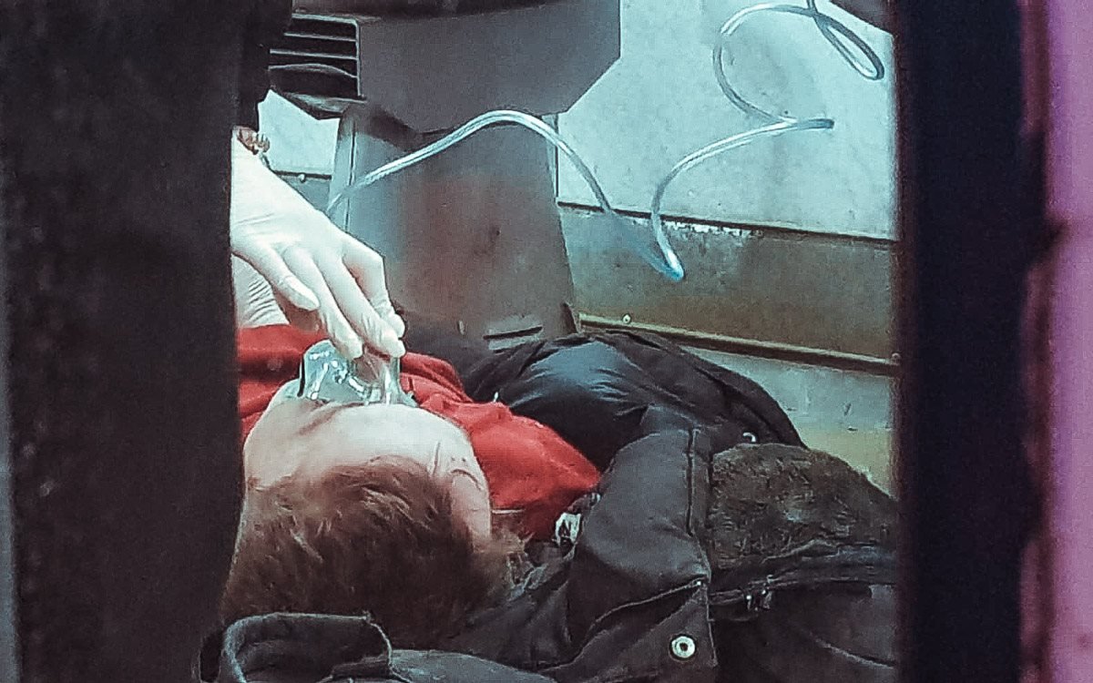 Врачи проводили реанимационные действия в трамвае Врачи проводили реанимационные действия в трамвае