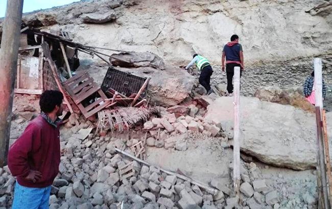 В прибрежной зоне от землетрясения разрушились некоторые дома и дороги В прибрежной зоне от землетрясения разрушились некоторые дома и дороги