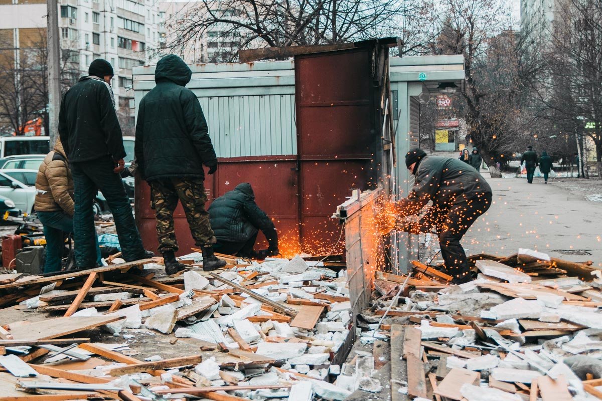 На месте сноса киоска возник небольшой пожар