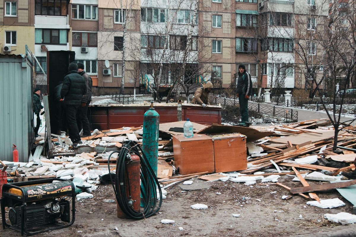 Местные жители не знали, кто приказал рабочим сносить киоск