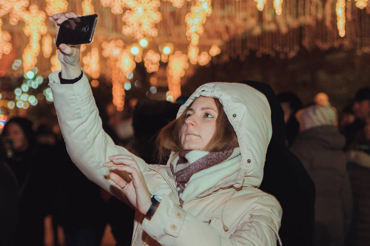 Многие спешат успеть сделать селфи на фоне елки Многие спешат успеть сделать селфи на фоне елки