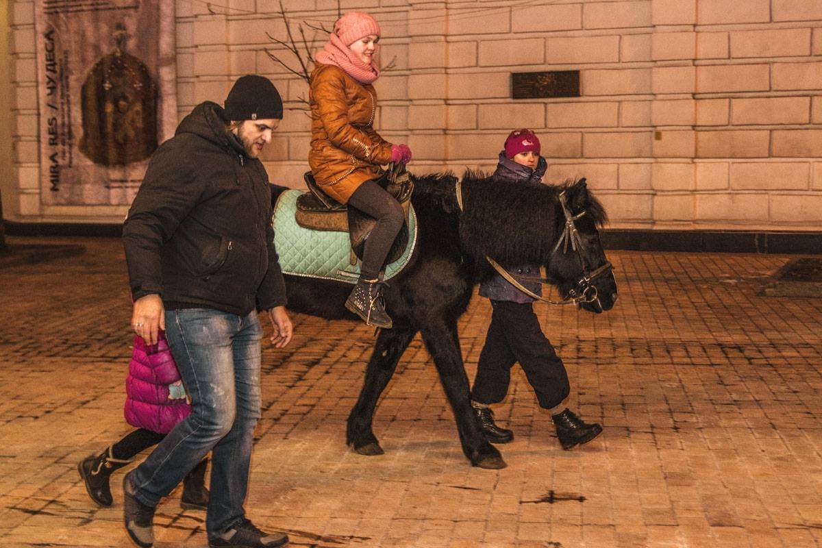 Кто-то катается в центре Киева на пони Кто-то катается в центре Киева на пони
