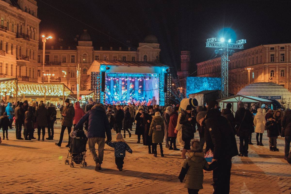 Людей на площади развлекают музыканты Людей на площади развлекают музыканты