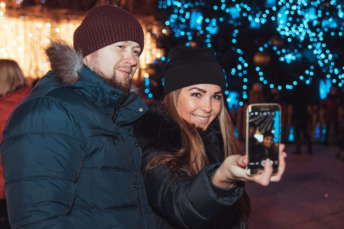 Еще одно селфи на фоне елки Еще одно селфи на фоне елки