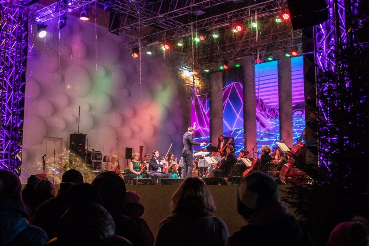 Зрителей в праздничный вечер развлекает симфонический оркестр Зрителей в праздничный вечер развлекает симфонический оркестр