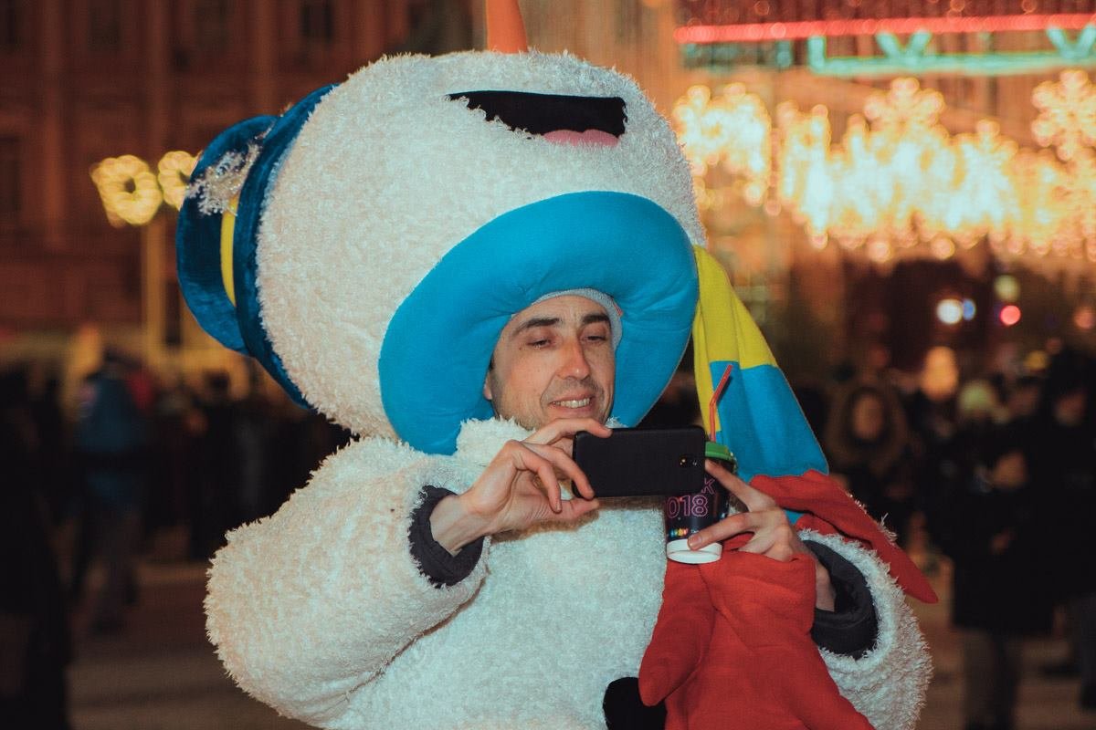 Все спешат запечатлеть праздничное настроение на фото Все спешат запечатлеть праздничное настроение на фото