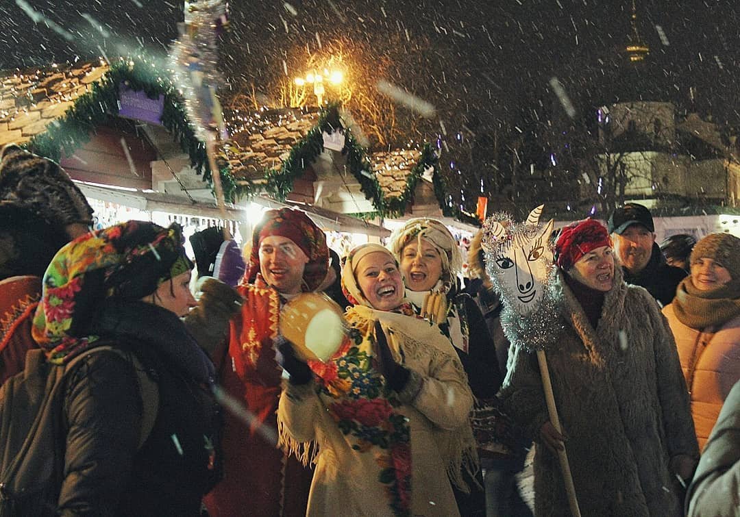 Вот так водили козу на Маланку киевляне на Софийской площади, фото: iv_piana Вот так водили козу на Маланку киевляне на Софийской площади, фото: iv_piana
