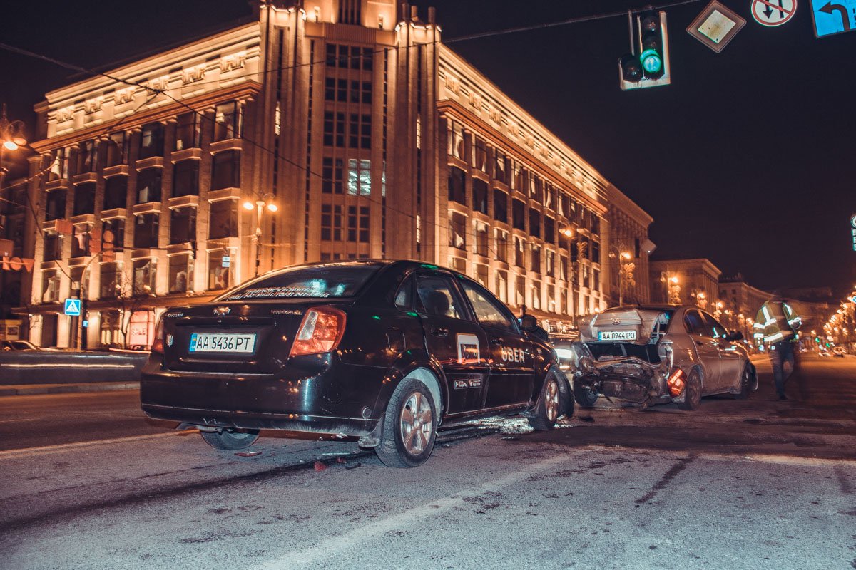 ДТП произошло прямо в центре Киева - возле ЦУМа ДТП произошло прямо в центре Киева - возле ЦУМа