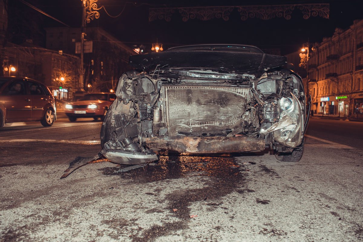 В результате аварии у Chevrolet Lacetti разбит передний бампер У Chevrolet Lacetti разбит передний бампер