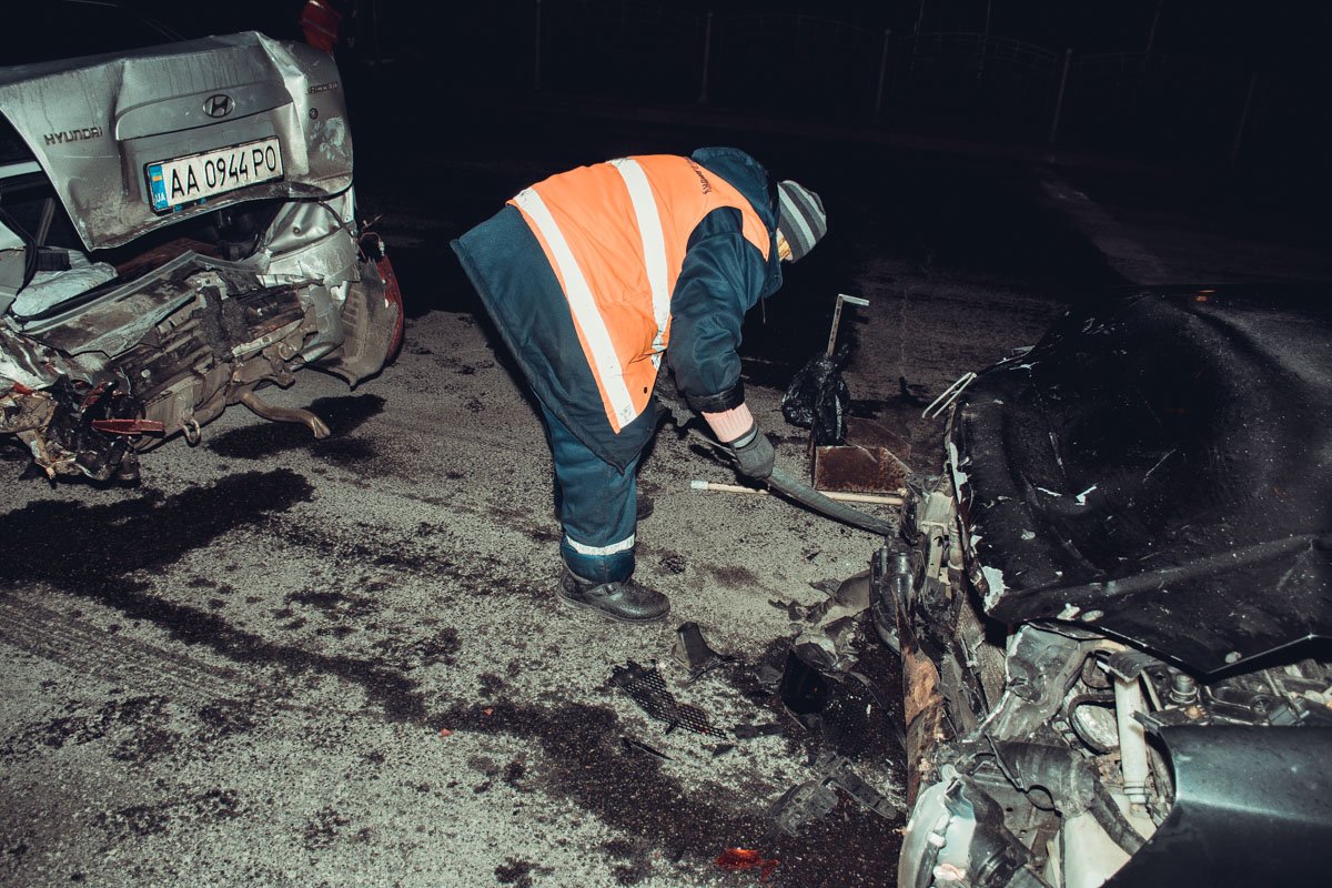 Частички авто, образовавшиеся после столкновения, сразу же убрали Частички авто, образовавшиеся после столкновения, сразу же убрали