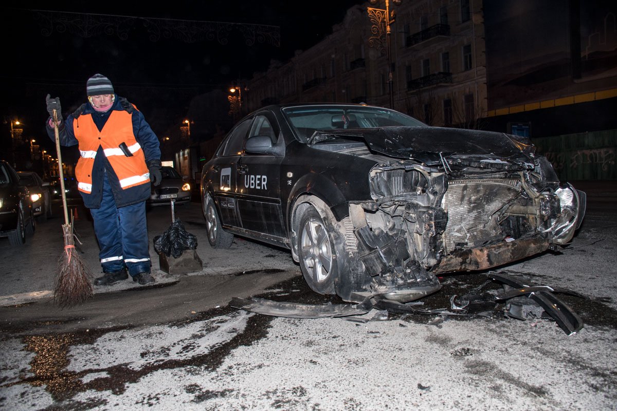 Автомобилю Uber также "досталось" после столкновения Автомобилю Uber также "досталось" после столкновения