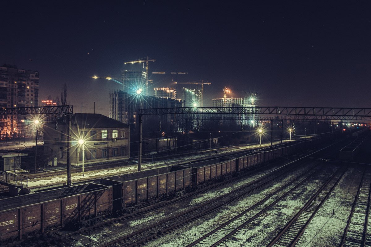 Даже на железнодорожной станции все на время остановилось