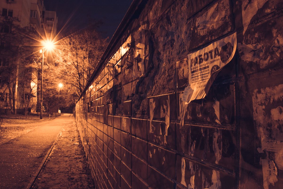 Улицы жилмассива таинственны и безлюдны