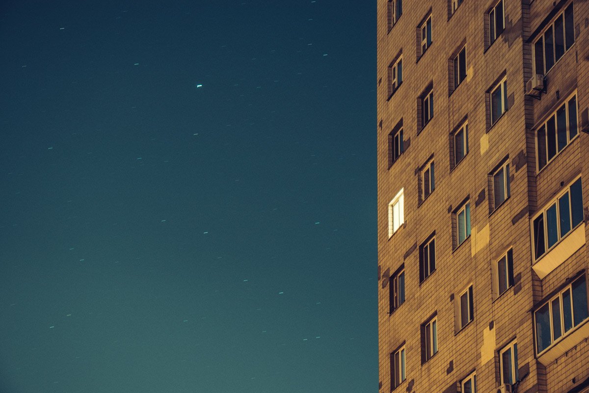 Многочисленные многоэтажки на фоне ясного звездного неба