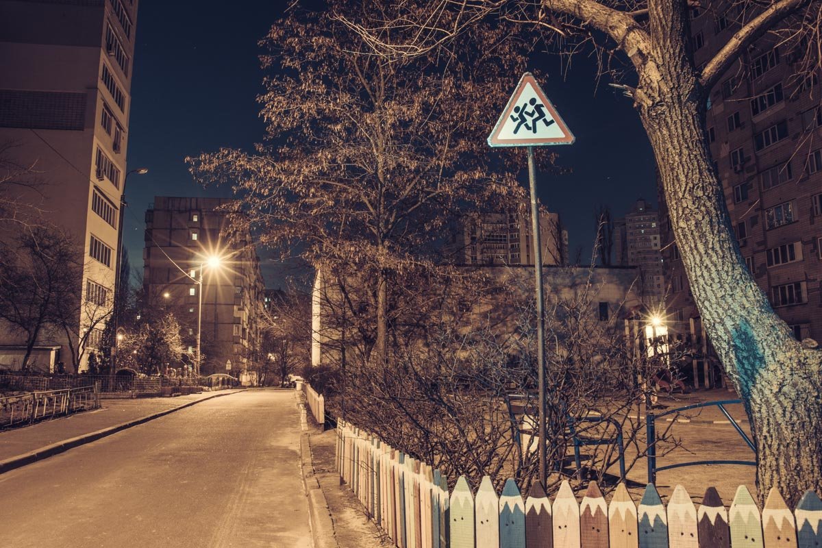 На детской площадке тоже не встретишь ни души