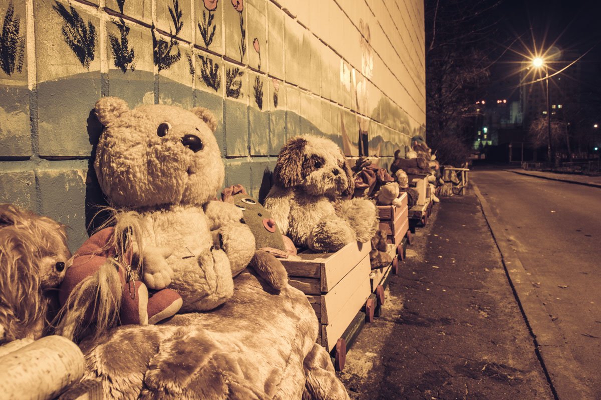 Необычная стена с игрушками вдоль одного из жилых домов