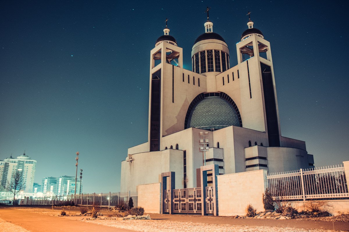 Католический собор на время застыл в своем величии