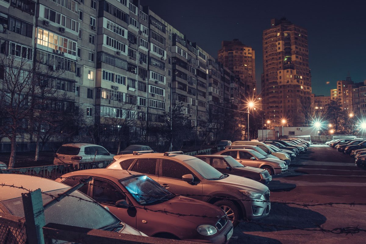 На парковке возле домов не найти свободного места