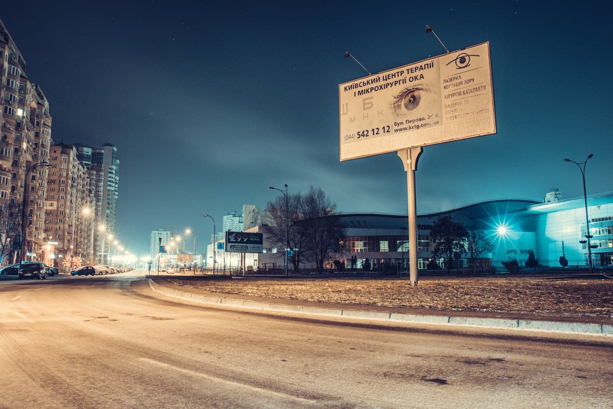 В свете ночных фонарей микрорайон заметно меняется