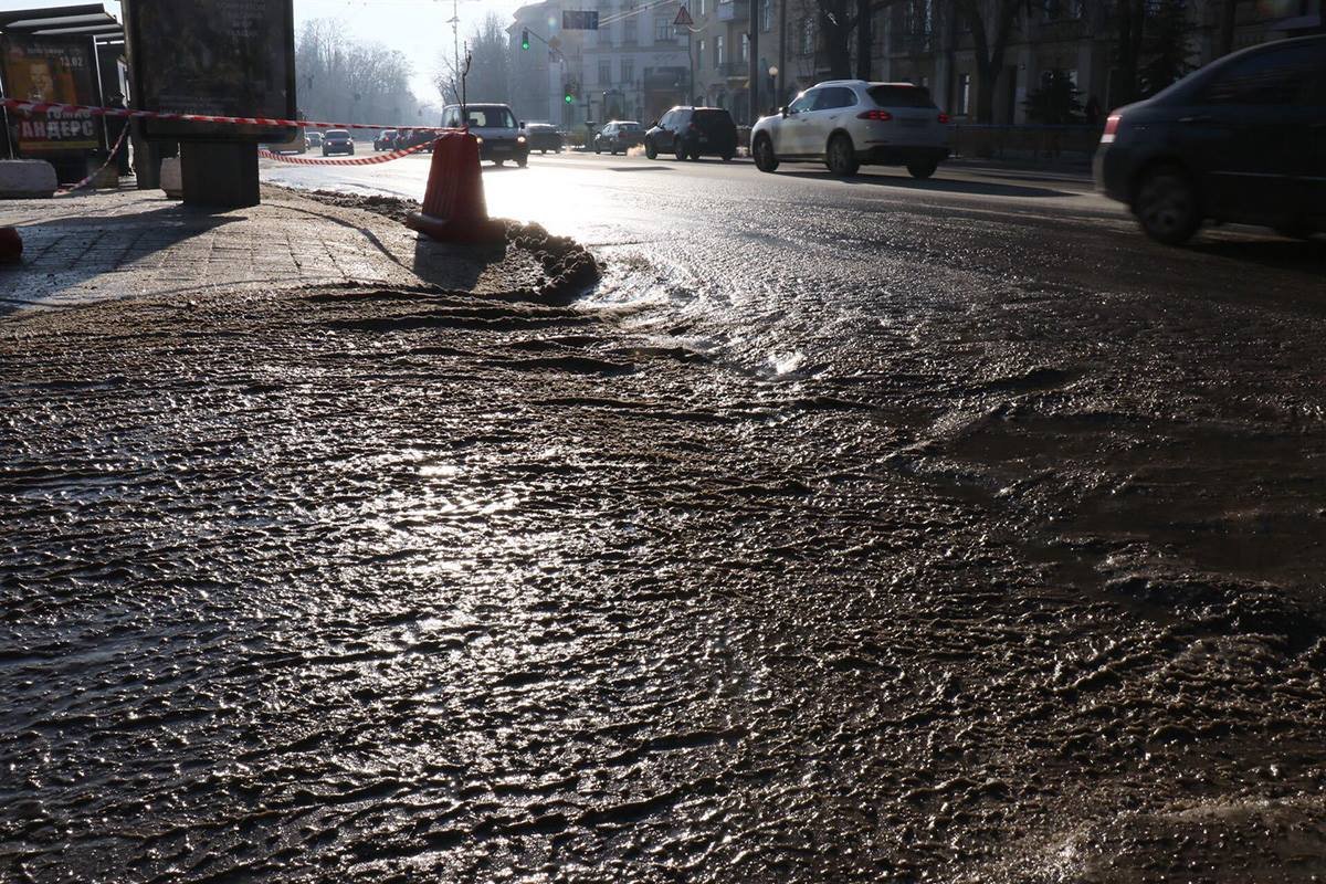 Из-за минусовой температуры лужа начала сразу замерзать