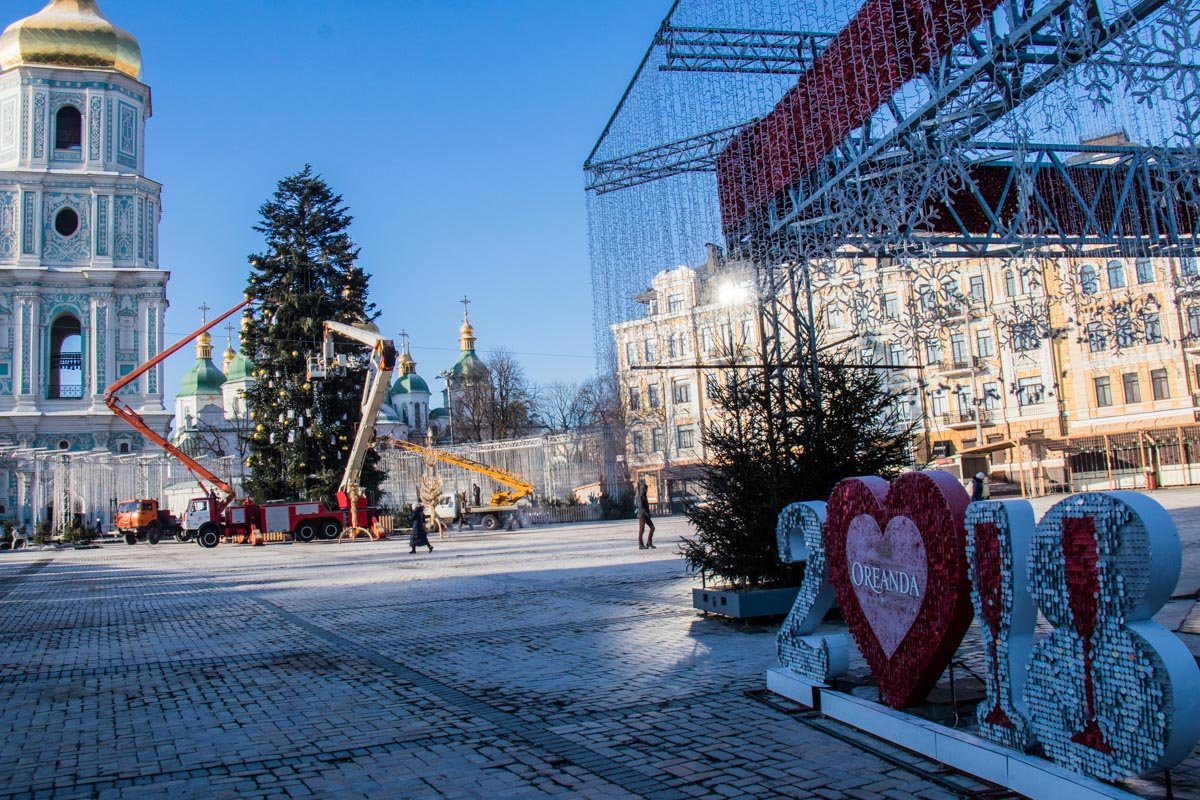 На Софийской площади царит солнечная, но немного грустная атмосфера На Софийской площади царит солнечная, но немного грустная атмосфера