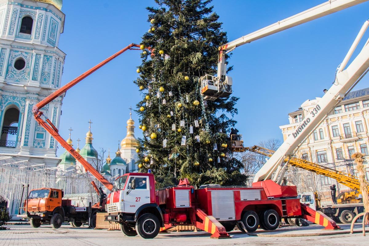 С елочки снимают всю праздничную иллюминацию С елочки снимают всю праздничную иллюминацию