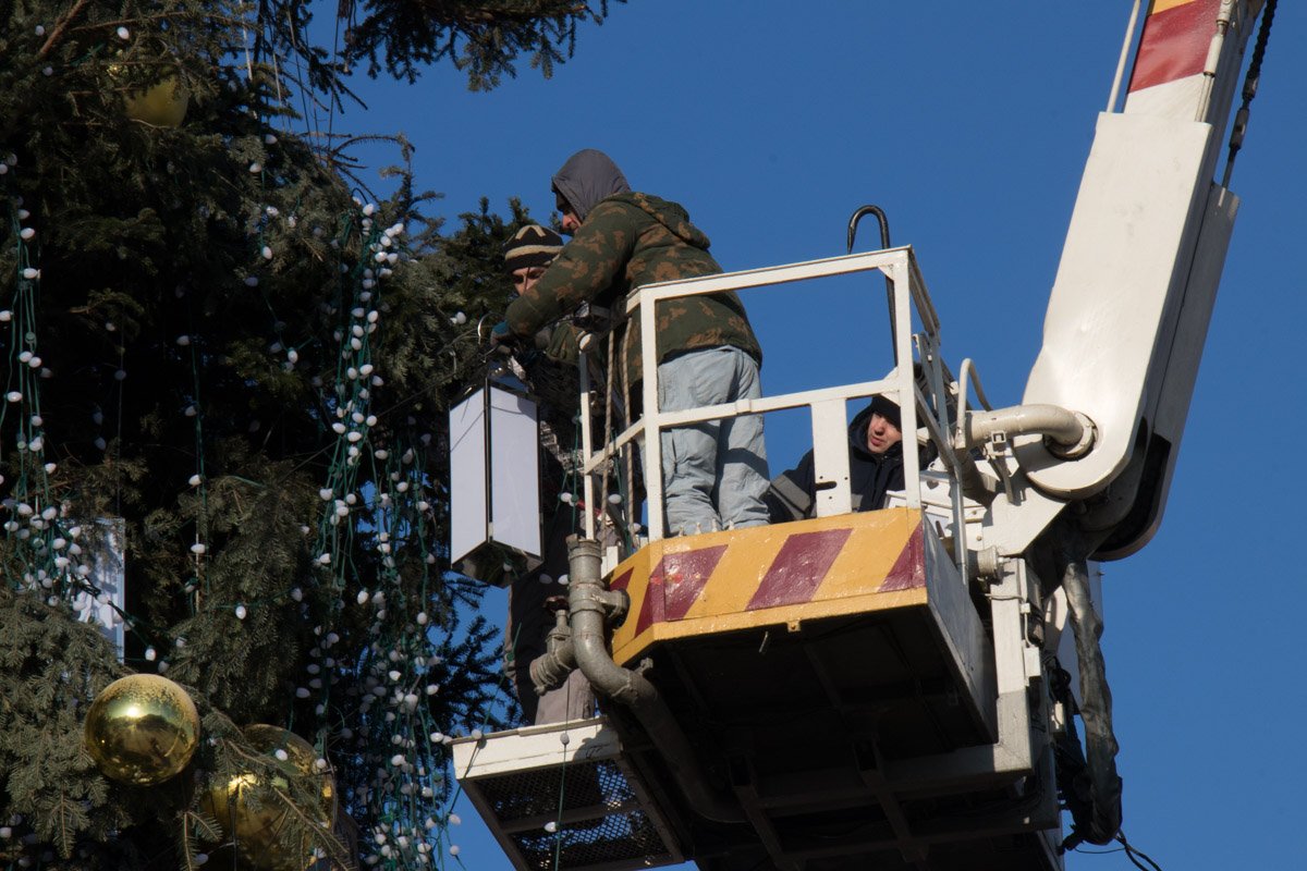 Демонтажники не хотят, чтобы праздник заканчивался, но уверенно делают свою работу Демонтажники не хотят, чтобы праздник заканчивался, но уверенно делают свою работу