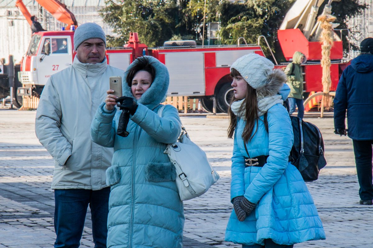 Люди останавливаются, чтобы запечатлеть процесс демонтажа Люди останавливаются, чтобы запечатлеть процесс демонтажа