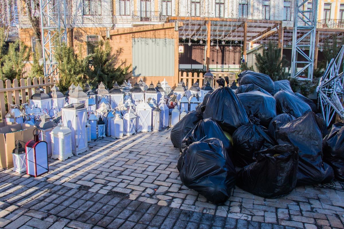 А может, Дед Мороз подумает, что этого его мешки с подарками, и вернется? А может, Дед Мороз подумает, что этого его мешки с подарками - и вернется