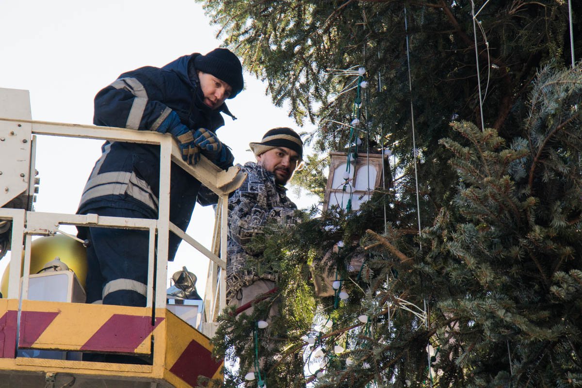 Мужчины будут убирать иллюминацию и декор со всего зимнего городка на площади Мужчины будут убирать иллюминацию и декор со всего зимнего городка на площади