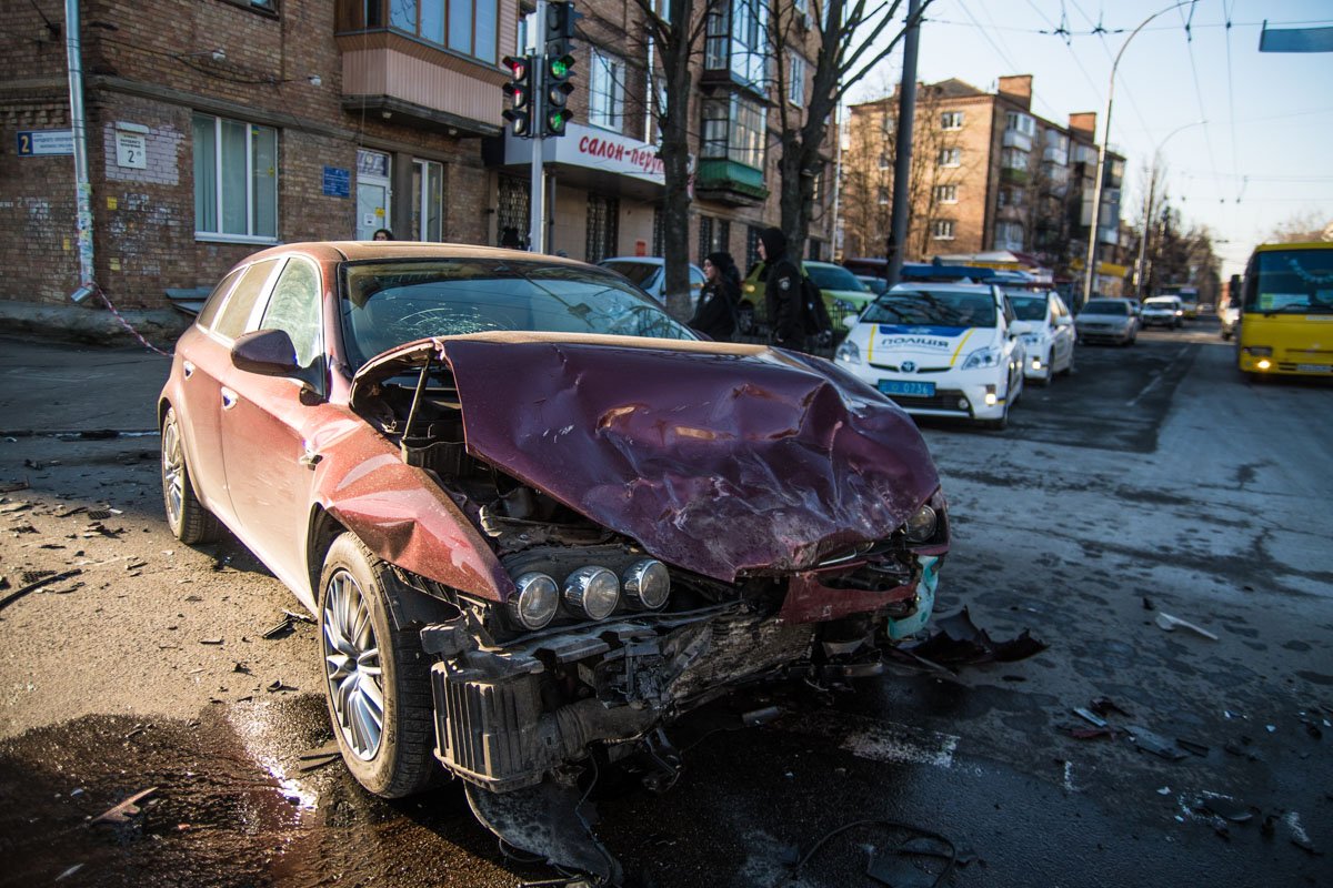 Водитель Suzuki, поворачивая на улицу Смелянскую, не пропустил Alfa Romeo и столкнулся с ним Водитель Suzuki, поворачивая на улицу Смелянскую, не пропустил Alfa Romeo и столкнулся с ним