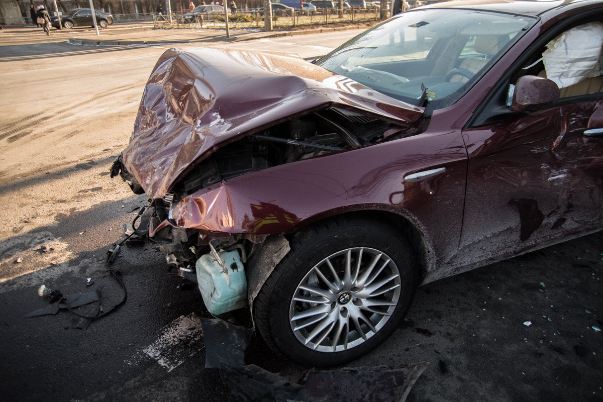 В результате ДТП у Alfa Romeo полностью разбитая передняя часть В результате ДТП у Alfa Romeo полностью разбита передняя часть