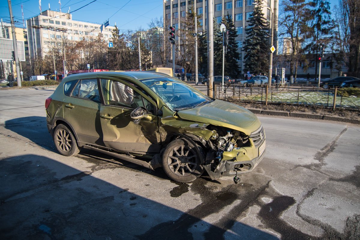 В Suzuki разбитая правая часть В Suzuki разбита правая часть