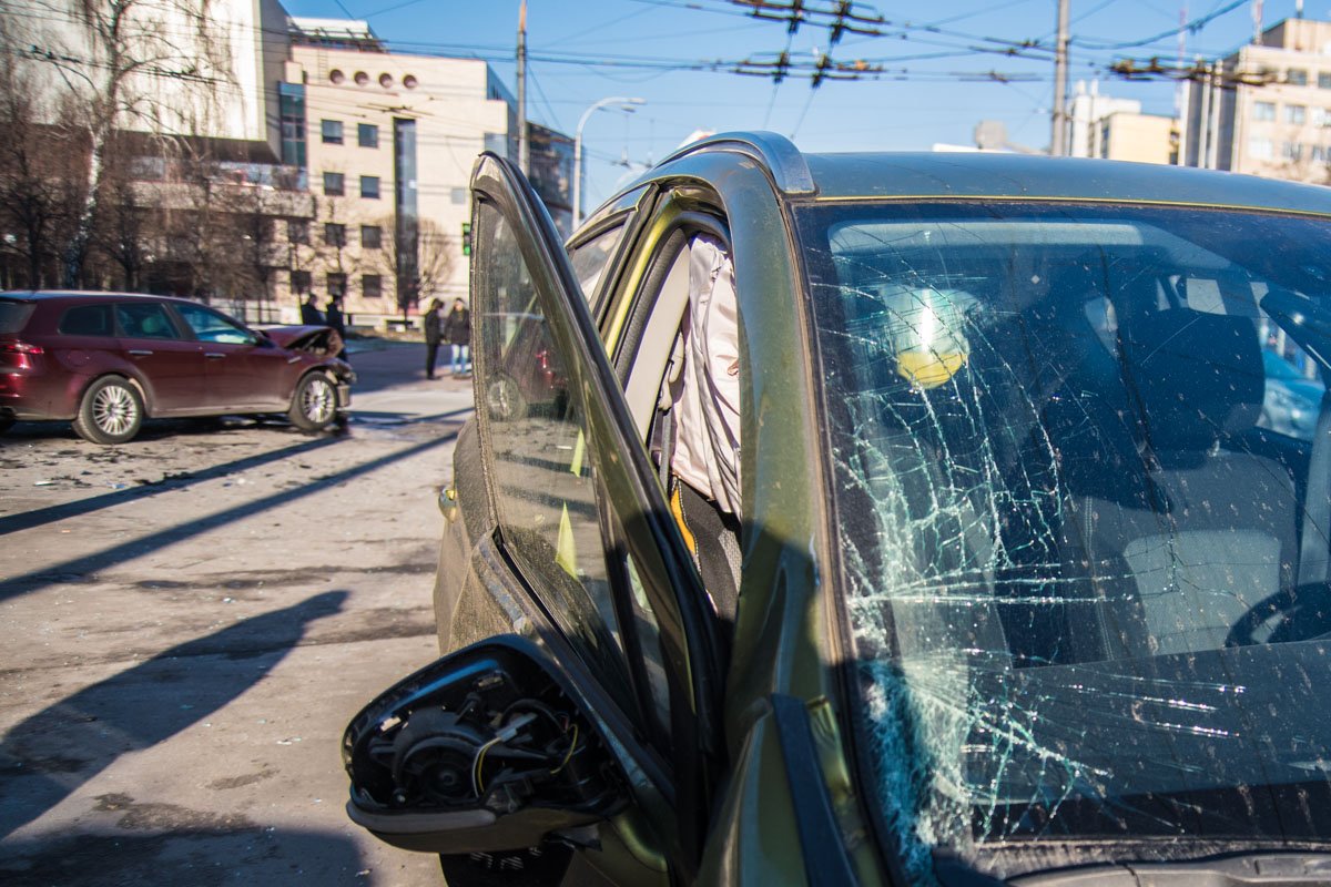 Водителя "японца" забрала скорая Водителя "японца" забрала "скорая" width="1200" height="800"><figcaption> Водителя "японца" забрала "скорая"
</figcaption></figure></p><p><figure class="image"><img class="wp-image-76946 size-full" title="У 45-летнего мужчины закрытые травмы головы и грудной клетки" src="https://cdn.informator.ua/@dp/media/kiev/2023/10/12/652824ad19ab4.jpg" alt="У 45-летнего мужчины закрытые травмы головы и грудной клетки" width="1200" height="800"><figcaption> У 45-летнего мужчины закрытые травмы головы и грудной клетки
</figcaption></figure></p><p><figure class="image"><img class="wp-image-76948 size-full" title="К счастью, больше никто не пострадал" src="https://cdn.informator.ua/@dp/media/kiev/2023/10/12/652824ad64f5d.jpg" alt="К счастью, больше никто не пострадал" width="1200" height="800"><figcaption> К счастью, больше никто не пострадал
</figcaption></figure></p><p>Напомним, поздно ночью, 15 января, в Киеве <a href="https://kiev.informator.ua/2018/01/15/na-kreshhatike-voditel-uber-ustroil-trojnoe-dtp-podrobnosti/">на перекрестке улиц Крещатик и Богдана Хмельницкого произошло тройное ДТП</a>. Водитель такси Uber на Chevrolet Lacetti врезался в Hyundai Accent, а тот по инерции зацепил Honda Civic.
</p><p></p><p style="text-align: right;"><strong>Анастасия Островская</strong></p>
<p></p><p style="text-align: right;"><strong>Фото: Виталий Куздровский</strong></p></body></html>