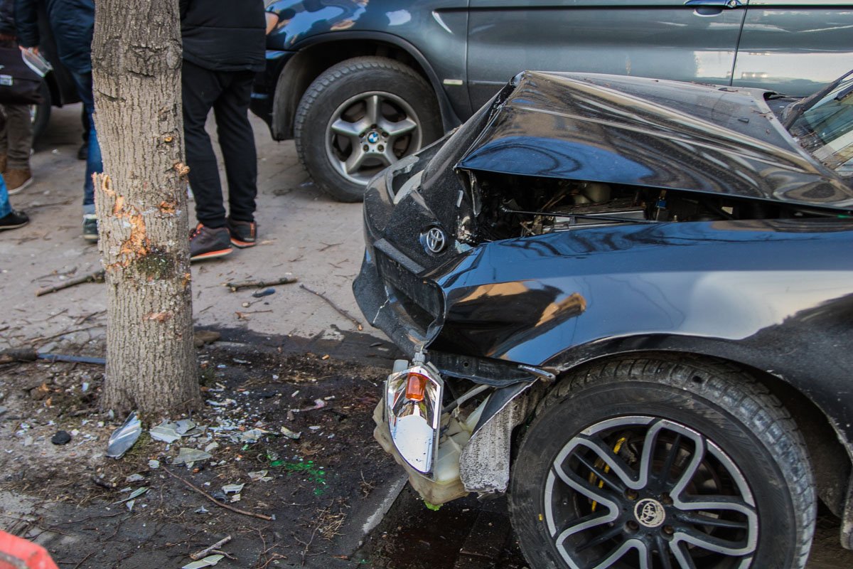 Водитель Toyota въехал в дерево Водитель Toyota въехал в дерево